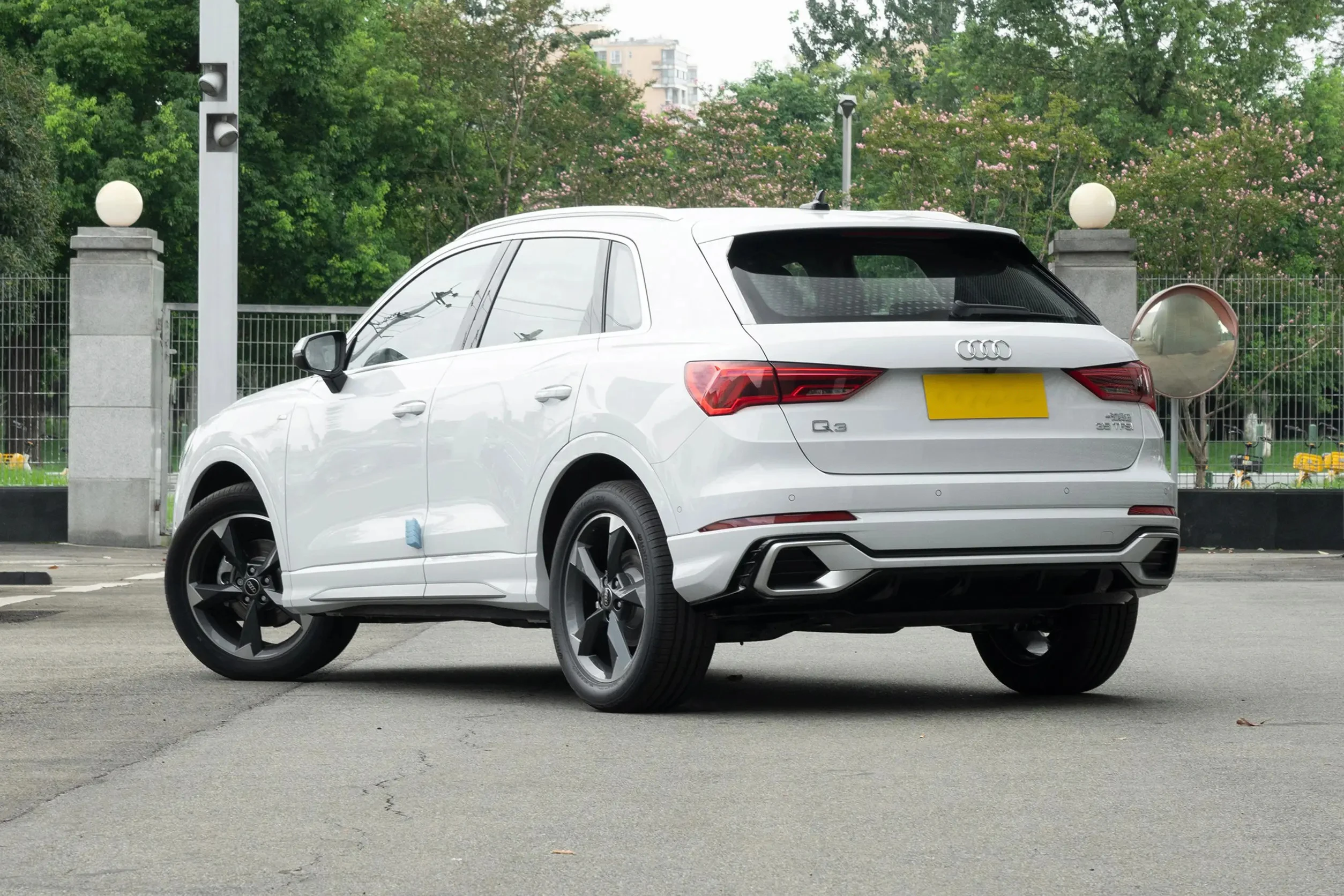 Лидер продаж Автоматический Компактный бензиновый автомобиль 7 скоростей 250 нм Audi Q3 внедорожник 5 дверей мест 200 км/ч