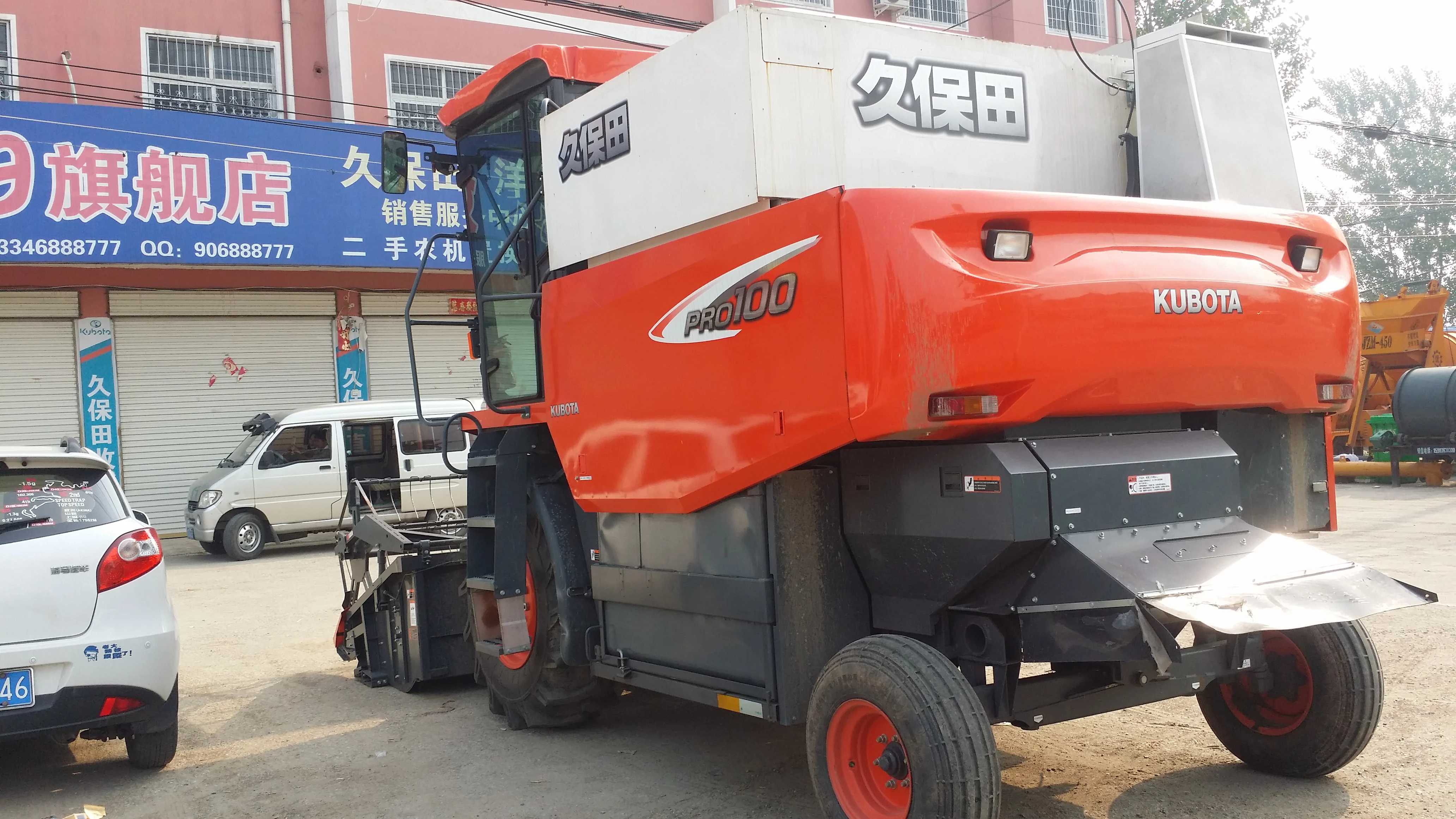  Бывший в употреблении рисоуборочный комбайн kubota