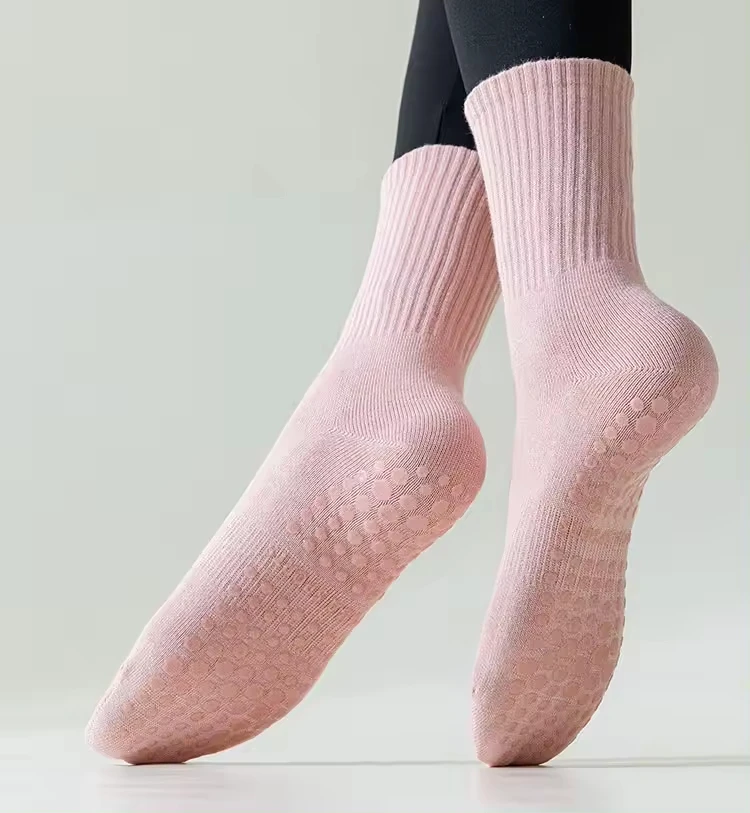 High Quality Custom Logo Cotton Medium Non Slip Socks Silicone Indoor Fitness Yoga Women Stockings Sports Pilates Socks