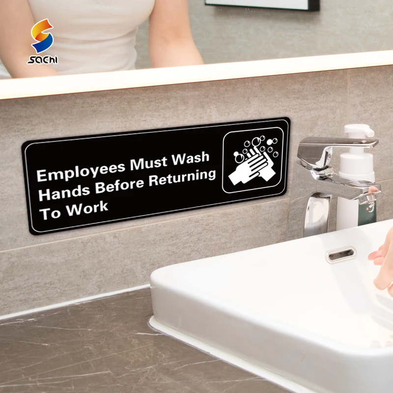 Пластиковые сотрудники должны вымыть доску для вывесок прежде чем вернуться на работу.