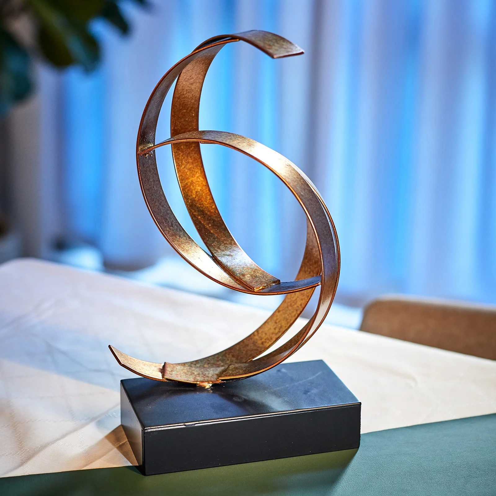 Золотая абстрактная настольная скульптура, современный металлический художественный декор, украшение для дома