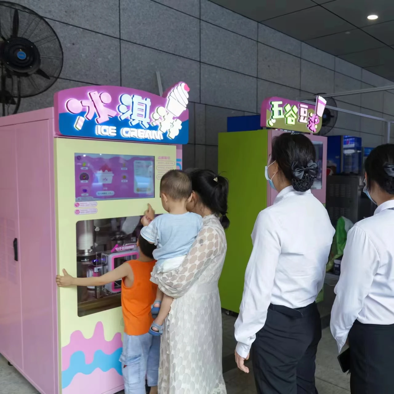 Coin Operated Automatic Frozen Food Ice Cream Vending Machine Yogurt Multi flavor Wet Soft Serve Ice Cream Vending Machine
