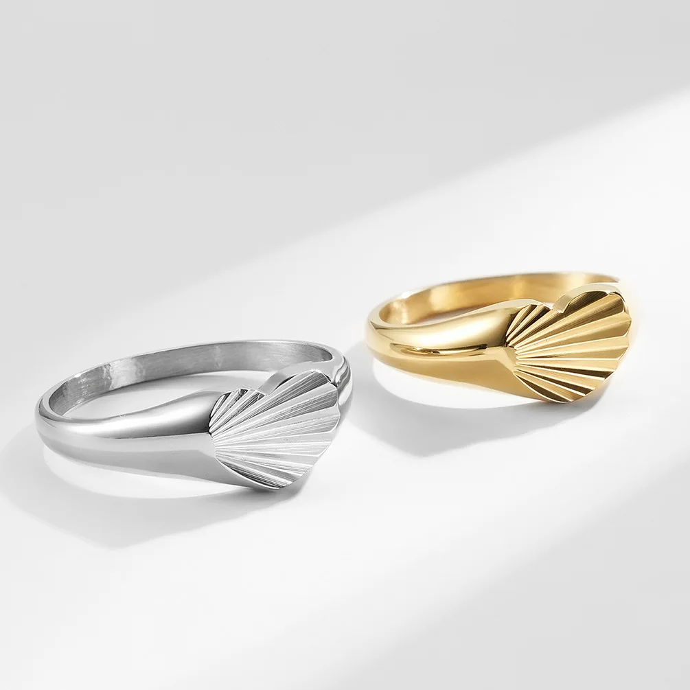 Inspired Waterproof 18k Gold Plated Stainless Steel Sunburst Heart Shaped Couple Finger Signet Ring For Women