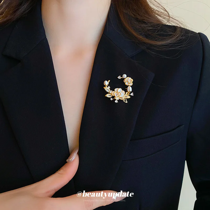 Брошь из натурального золота с гальваническим жемчугом и цирконием