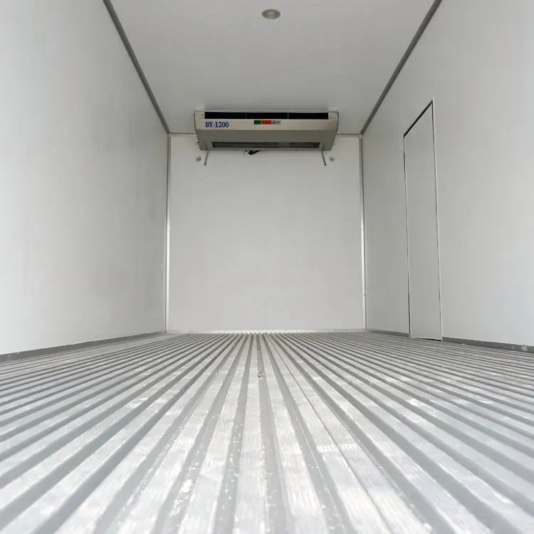 High roof double sleeper 6.6m cold chain truck 6-cylinder engine, 245 horsepower refrigerated car