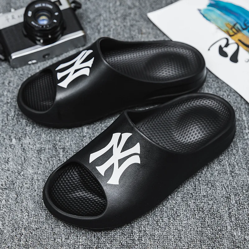  Новинка 2021 модные домашние мягкие тапочки Yezzy для мужчин и женщин супер звезда Новый модный тренд OEM изготовленный на заказ черный в жокейском стиле; Мужские шлепанцы с плоской подошвой уличные пляжные без задника открытыми