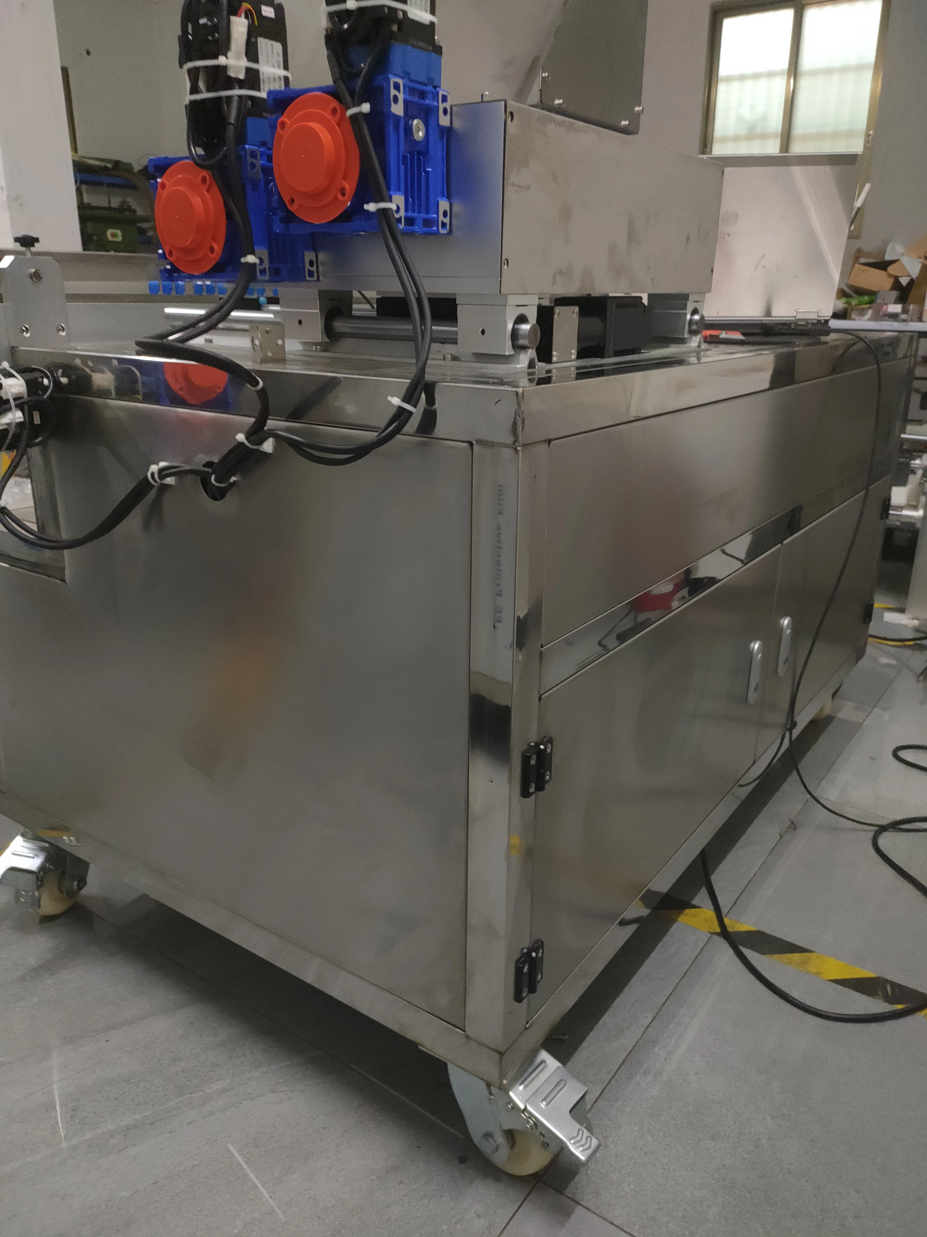 Bread cake cream injecting machine bread filling machine bread cream fill Egg Roll Stuffing wafer egg roll machine