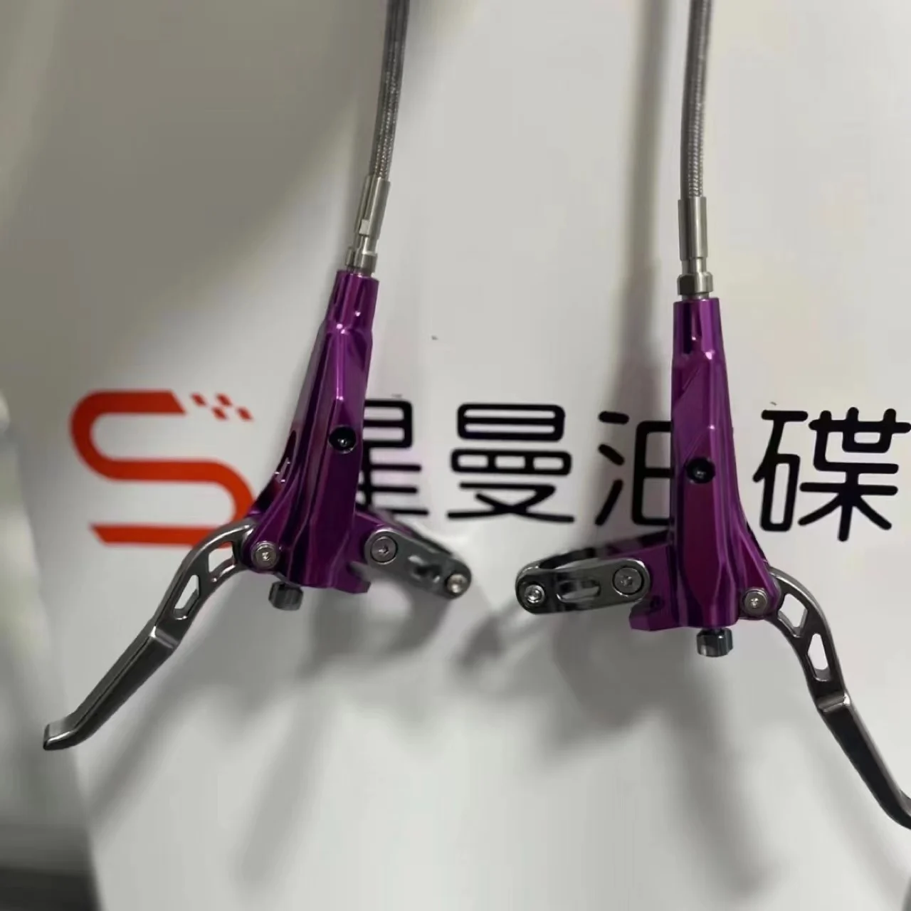 High-end bicycle hydraulic disc brake uses 4-piston technology
