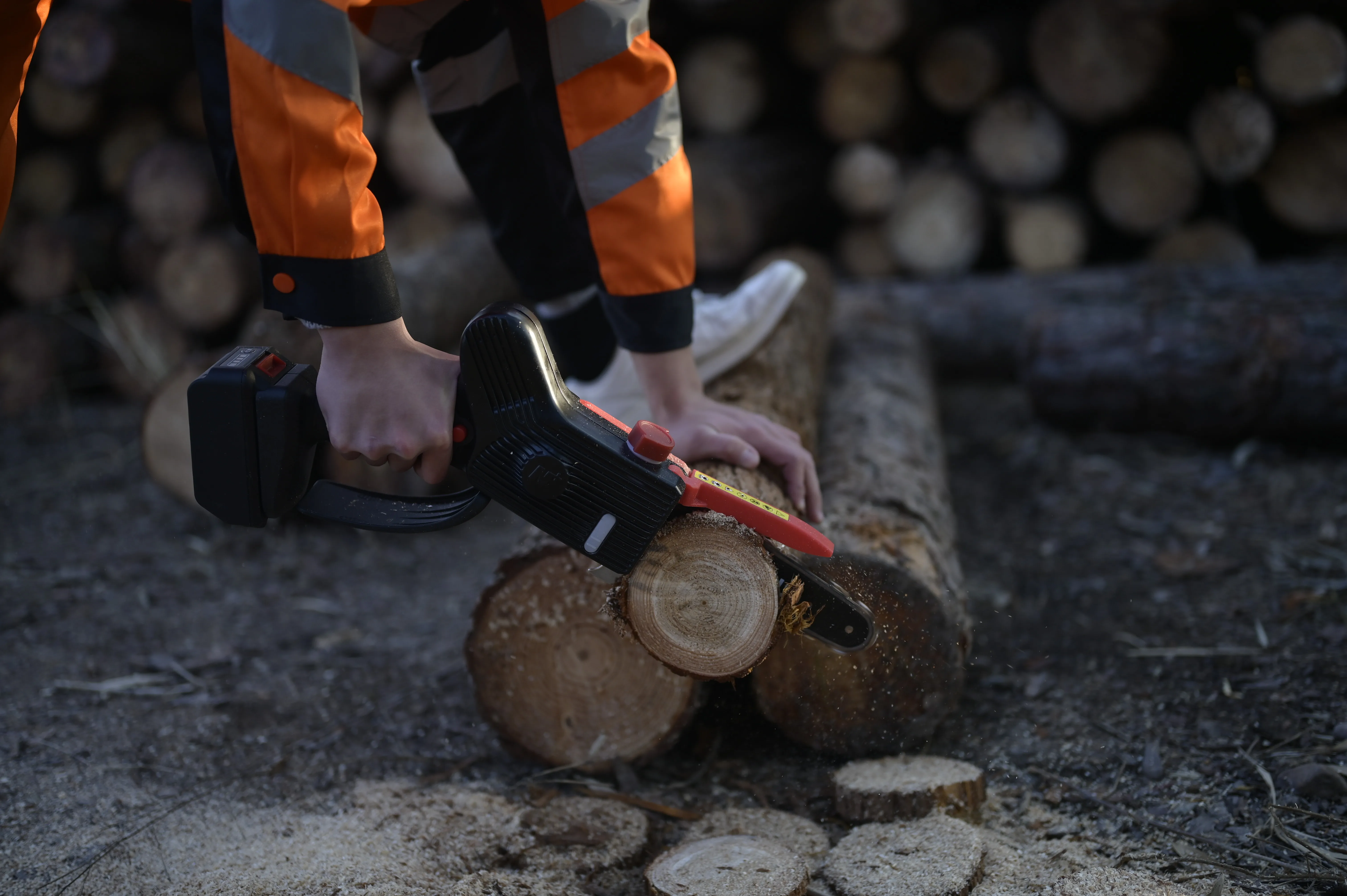 New Design 8 inch Portable Handheld Electric Tree Wood Cutting Cordless Powered Tools Electric Chainsaw Battery