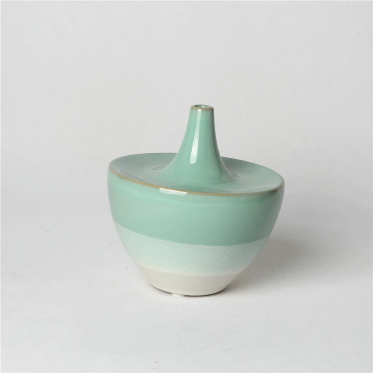 Недорогая керамическая ваза в античном стиле маленького