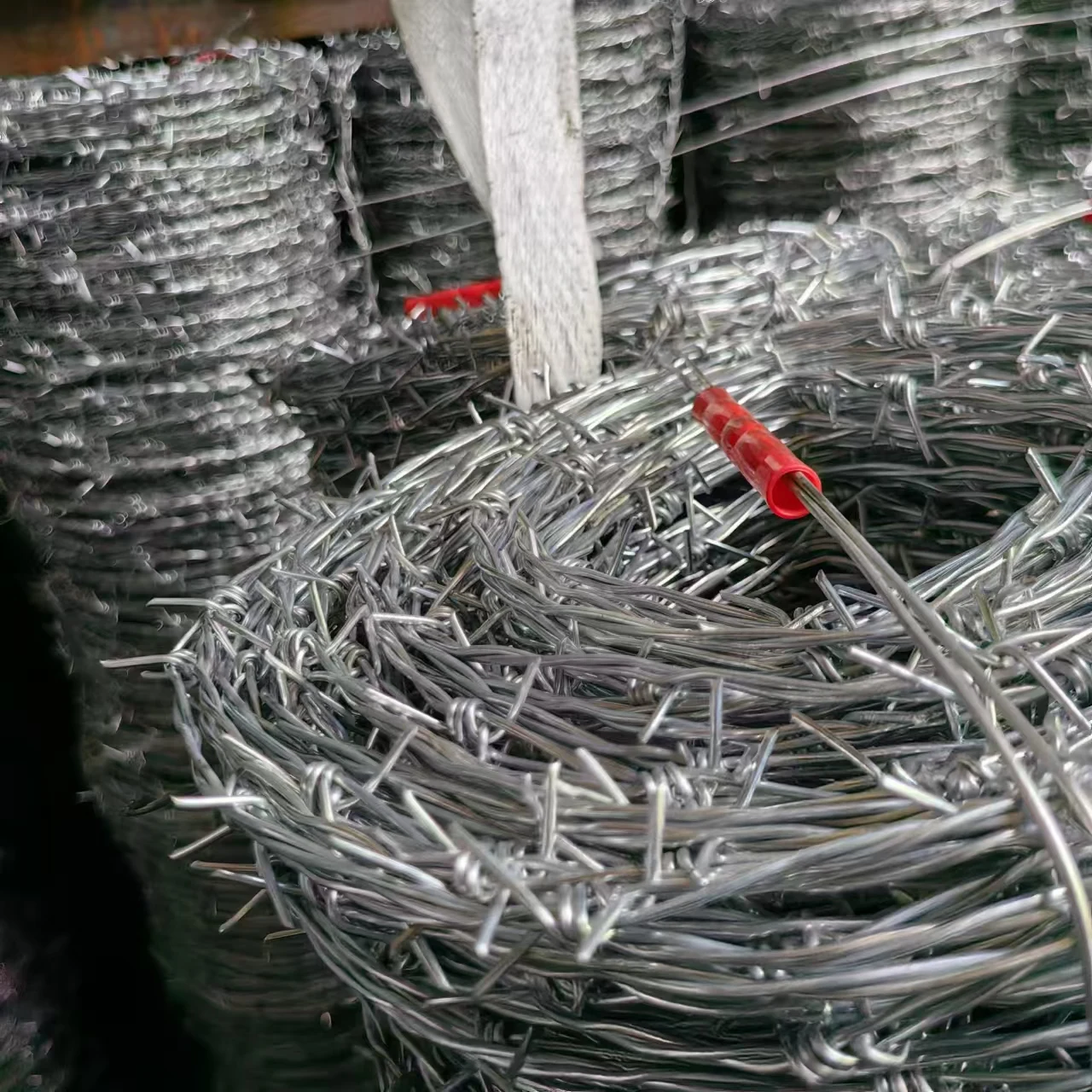 Колючая проволока для металлических строительных материалов прочная и надежная конструкция
