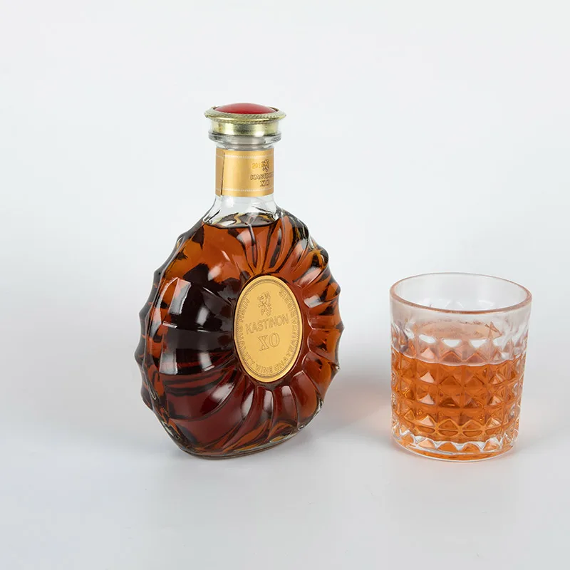 Classical Flat Round Carving 500 Ml 700 Ml 750 Ml Xo Brandy Glass Bottle Clear Spirits Liquor Bottle with Cork Stopper