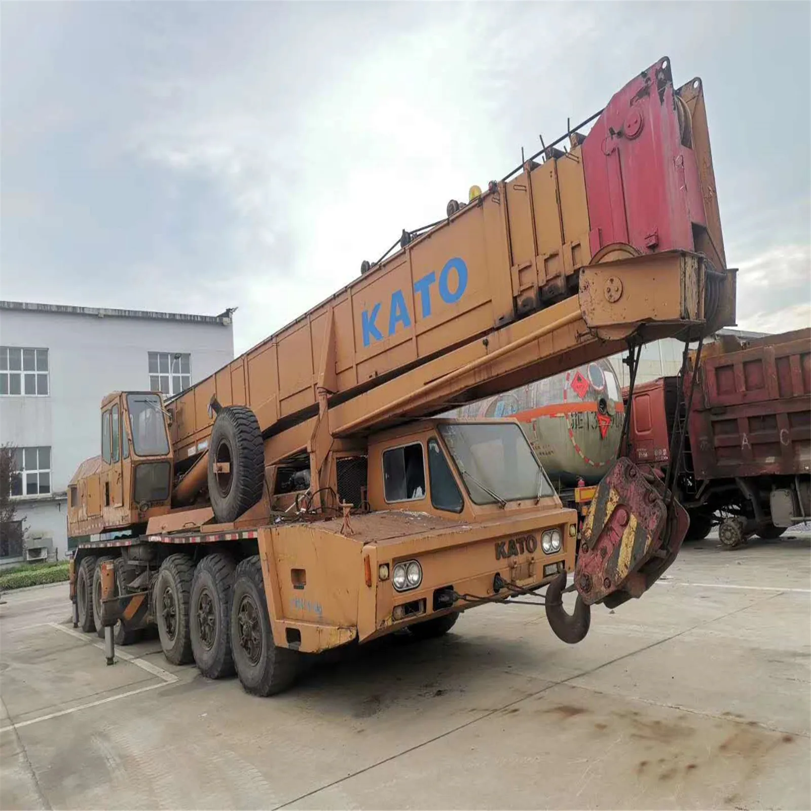 Used 80ton Japanese hydraulic mobile crane, Kato NK800E-V truck crane Construction Equipment for sale
