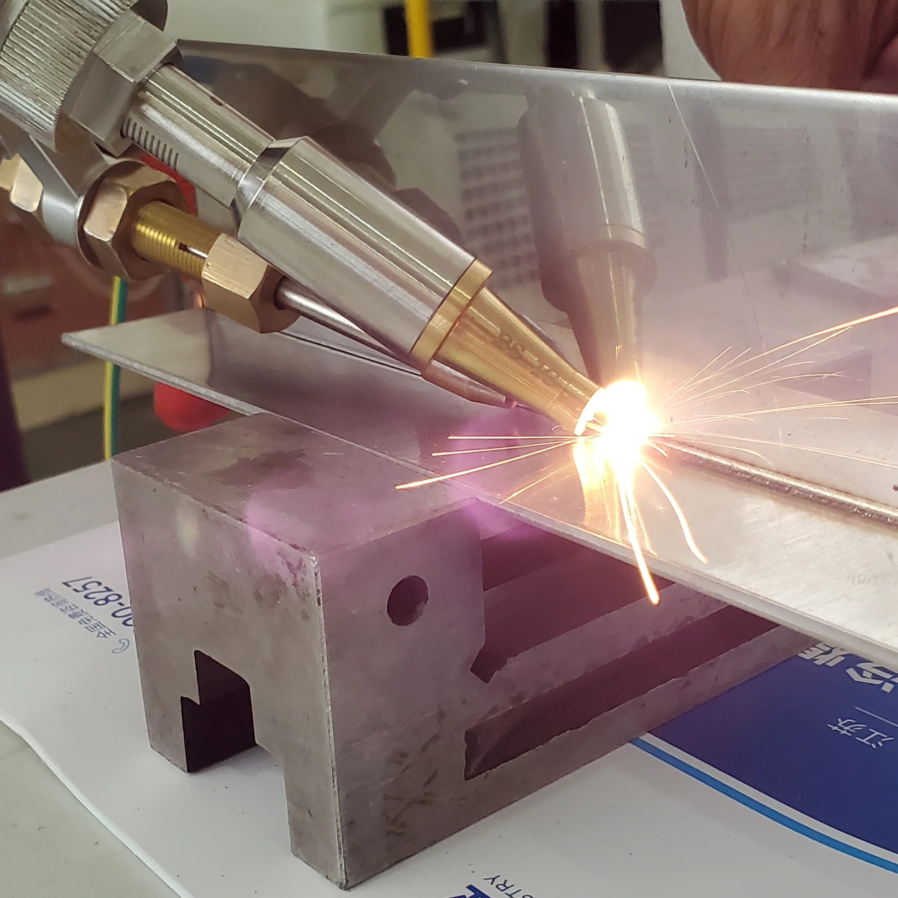 fiber laser welding 2000W carbon steel welding size 0.6-4.6mm stainless steel size 0.6-4.4  laser welders