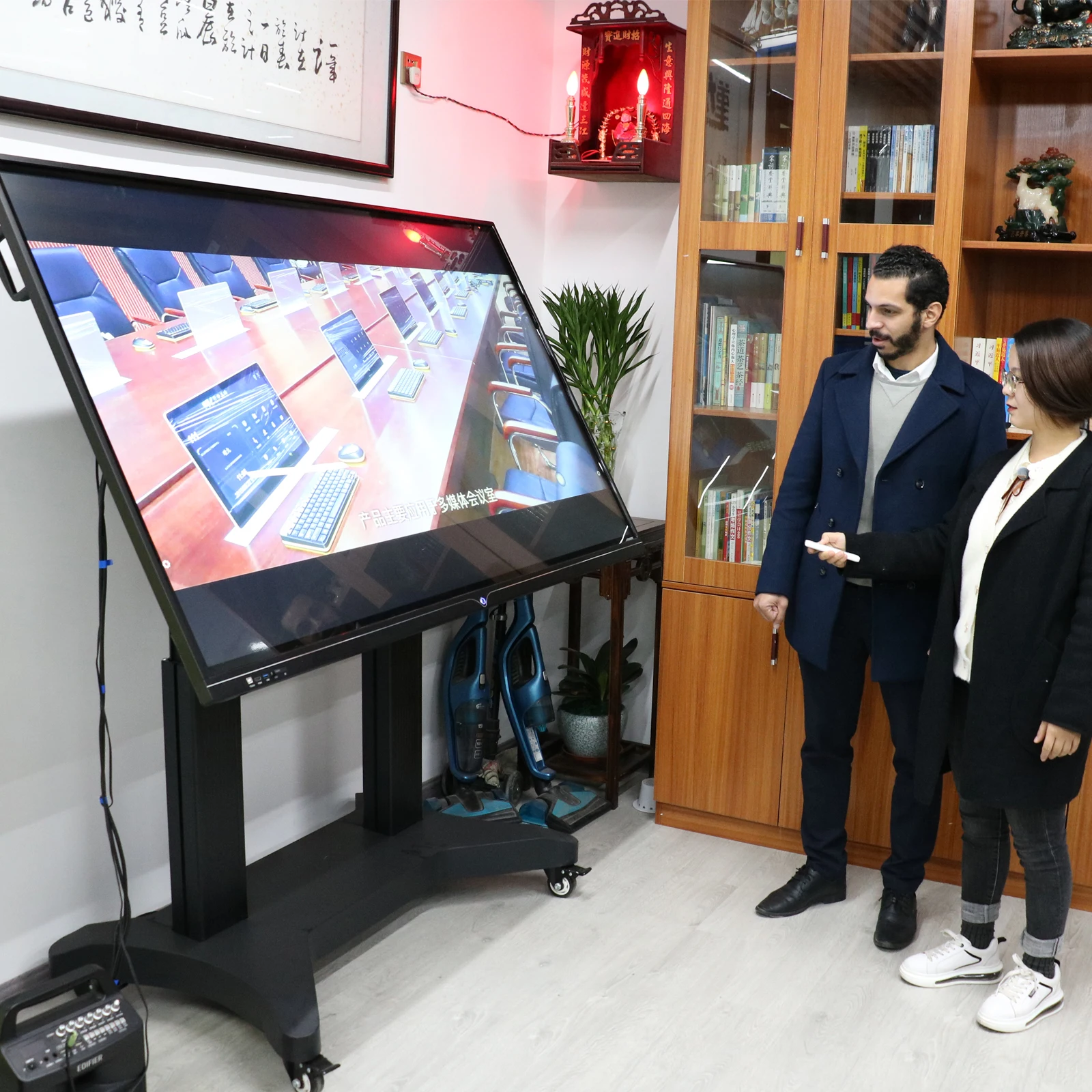 Напольная подставка для мобильного телевизора с электроприводом и подъемным механизмом телевизионного экрана 65-86