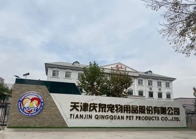 Wholesale Green Hot Palm Sisal Wooden Cat Trees Scratching Board Poles with Toy Ball Hanging Sisal Rope Cat Tree for Indoor