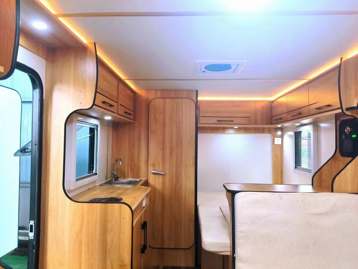 China Luxury Touring Car Recreational Vehicle RV Caravan Motorhome for Sale-Perfect Vacation Car Trailers for Travel