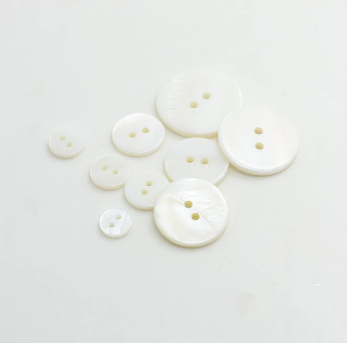 China Button Maker Factory Price Custom Size Round Natural Two Holes Real Mop Pearl White Shell Buttons