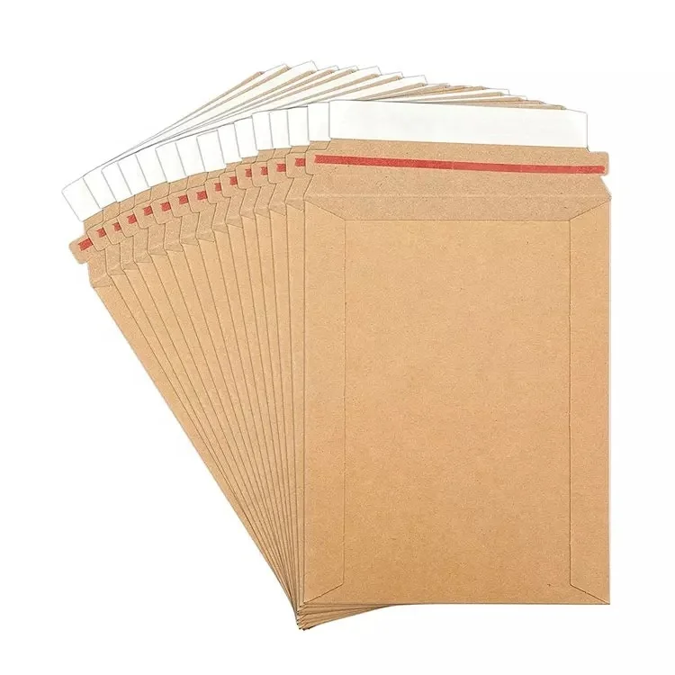 Твердый конверт из крафт-бумаги с отслаивающейся и уплотненной клейкой лентой, картонный конверт