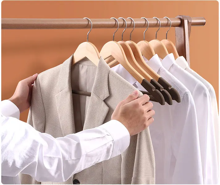 Современная Высококачественная Оптовая Продажа гостиничных мужских костюмов пальто Роскошная бархатная деревянная вешалка для одежды