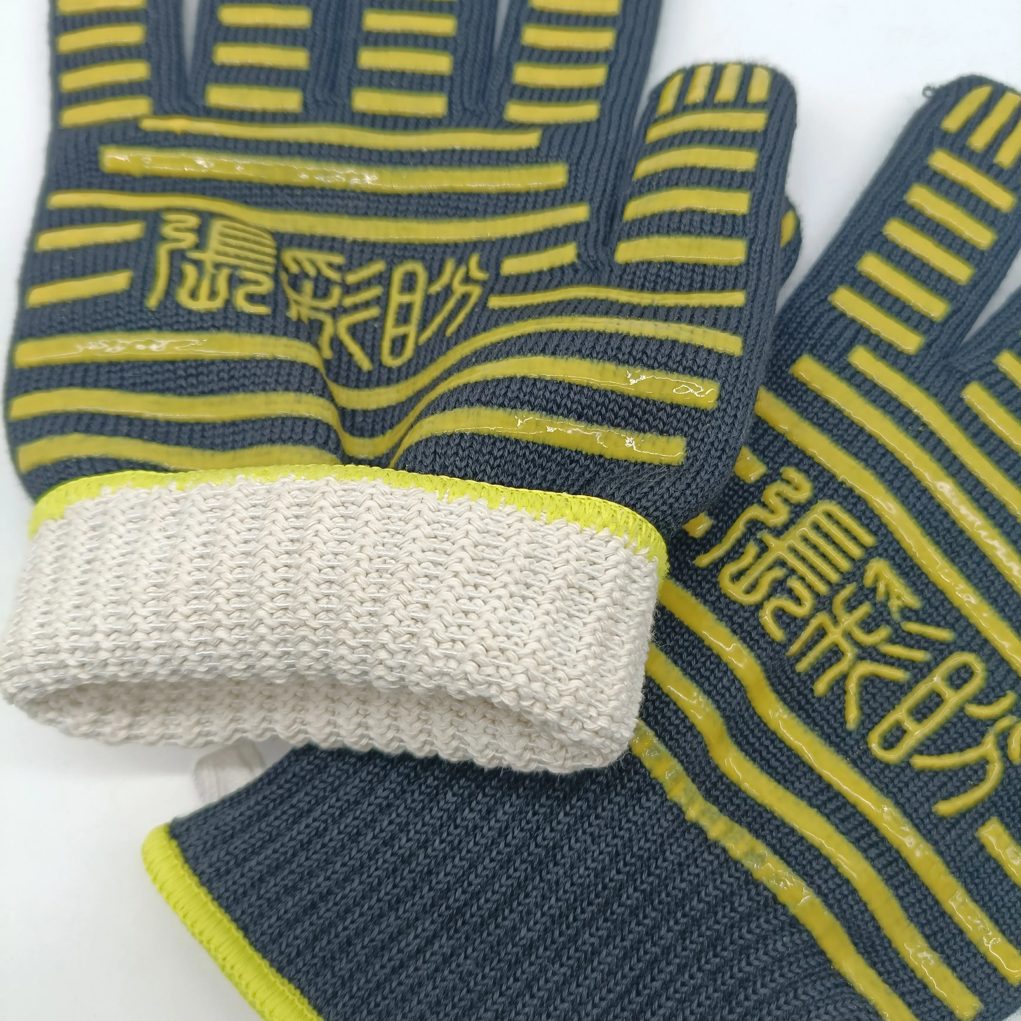 Fire retardant LFGB food grade Customized insulated gloves for microwave ovens and ovens Non hot hand insulation Silicone