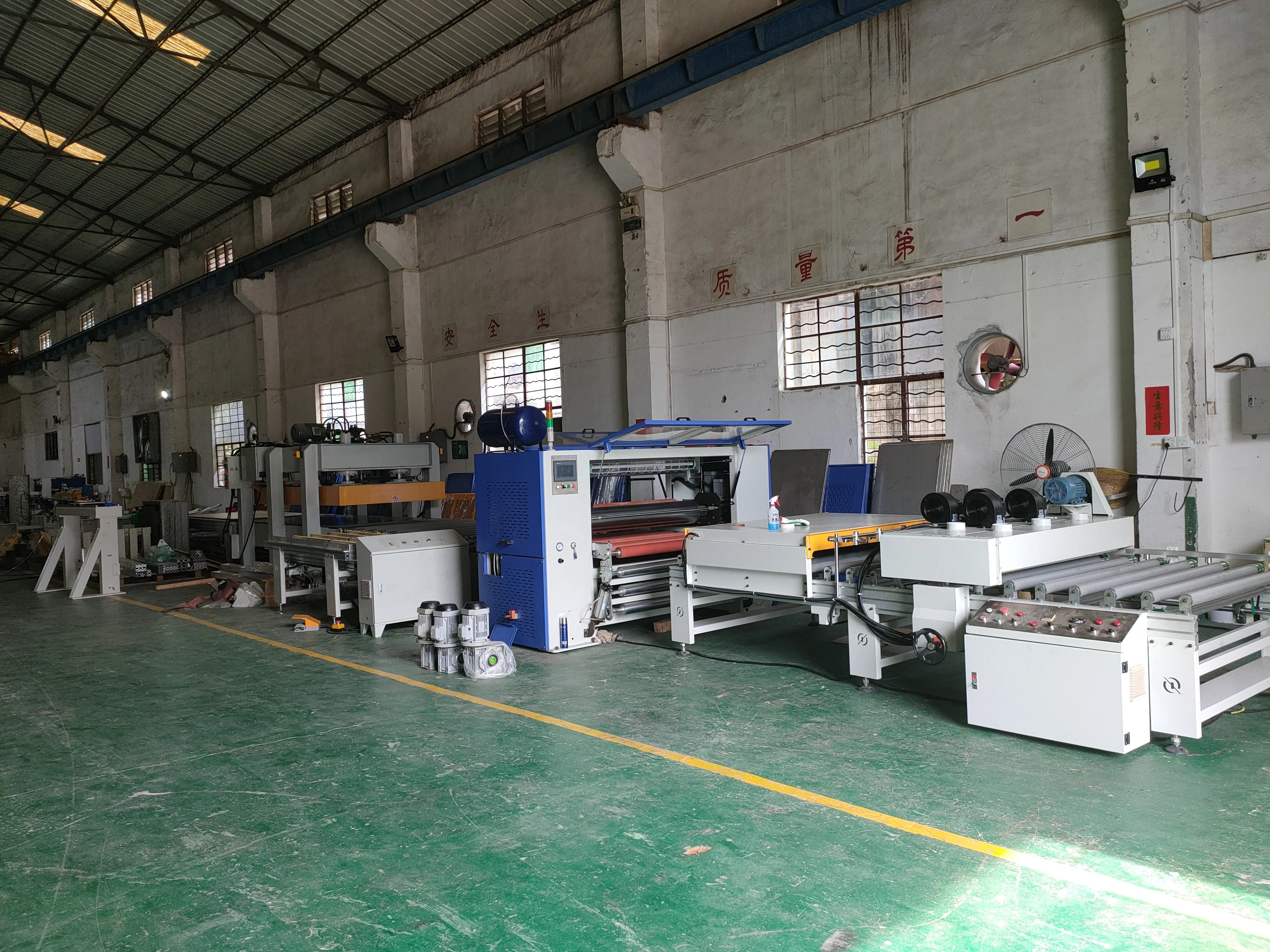 Manufacturers hot selling low price high quality easy to operate 380/220VPUR sandwich panel laminator