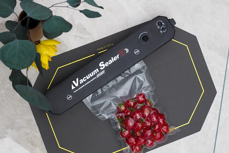 Food vacuum packaging sealing machine seals vacuum food