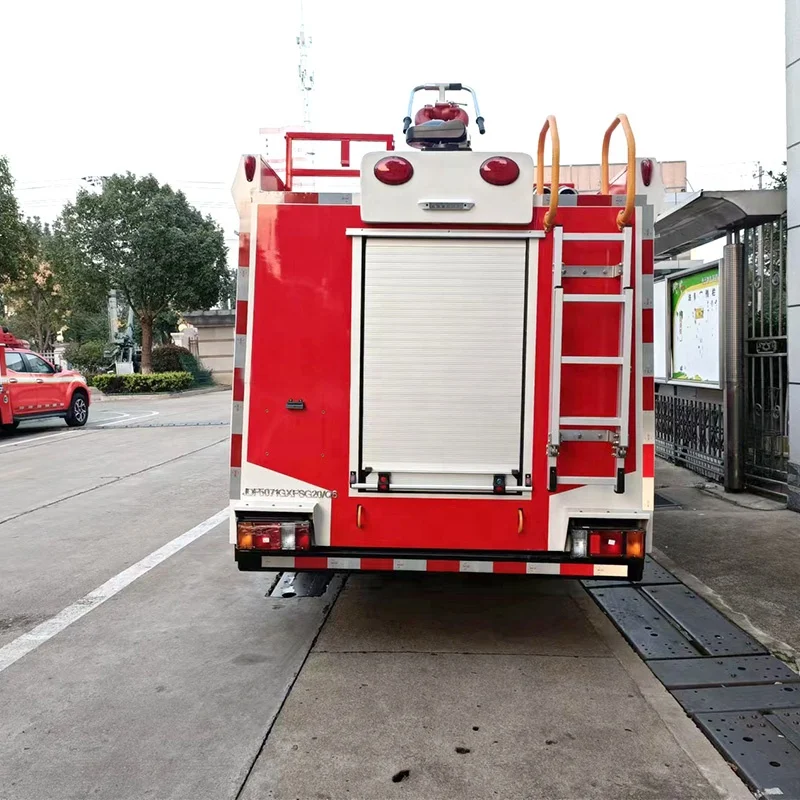 1SUZU ELF Small Fire Truck  3000L Water Tank Fire Fighting  Rescue Truck