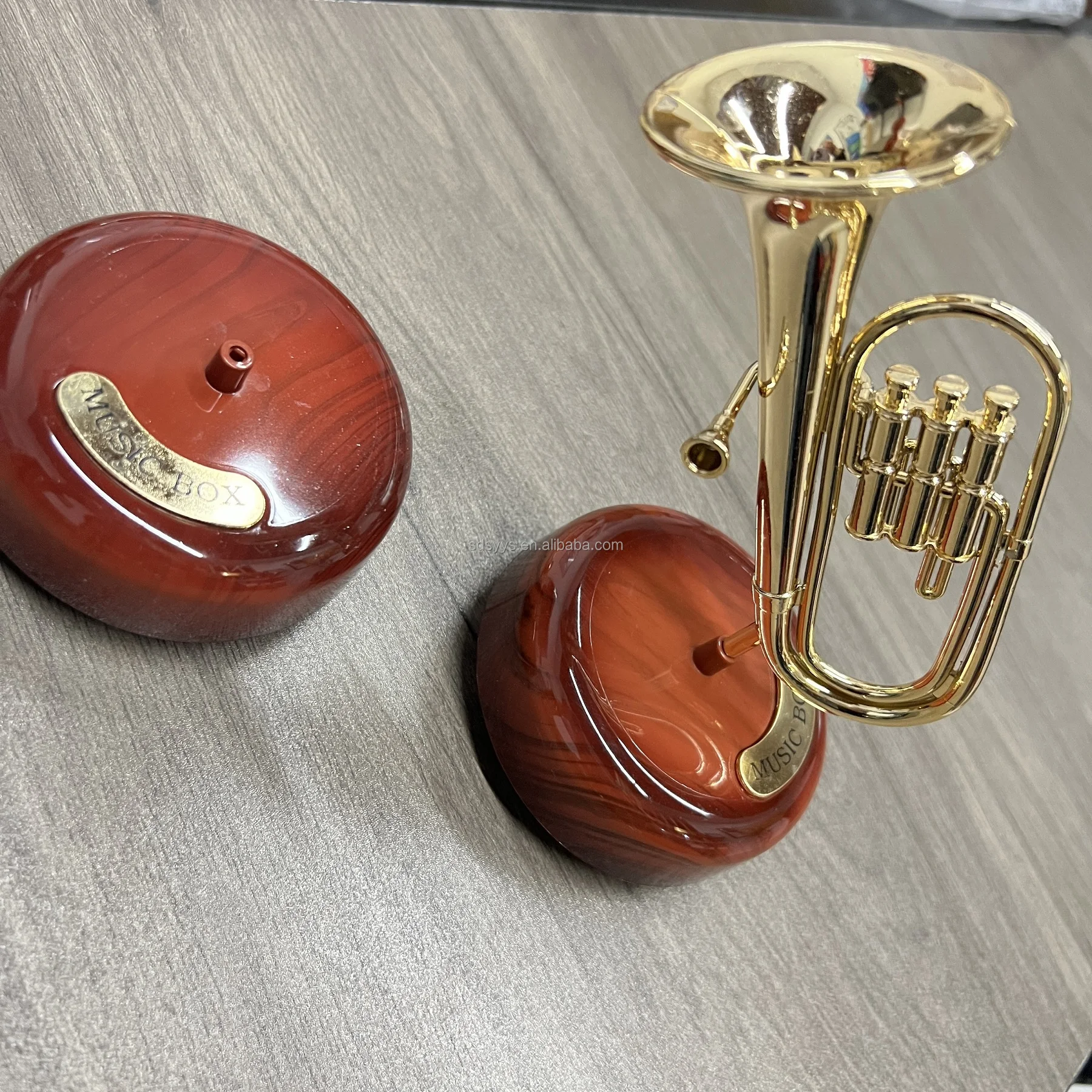Handmade products Exquisite craftsmanship mini wooden violin shaped rotating instrument ballerina carousel music box
