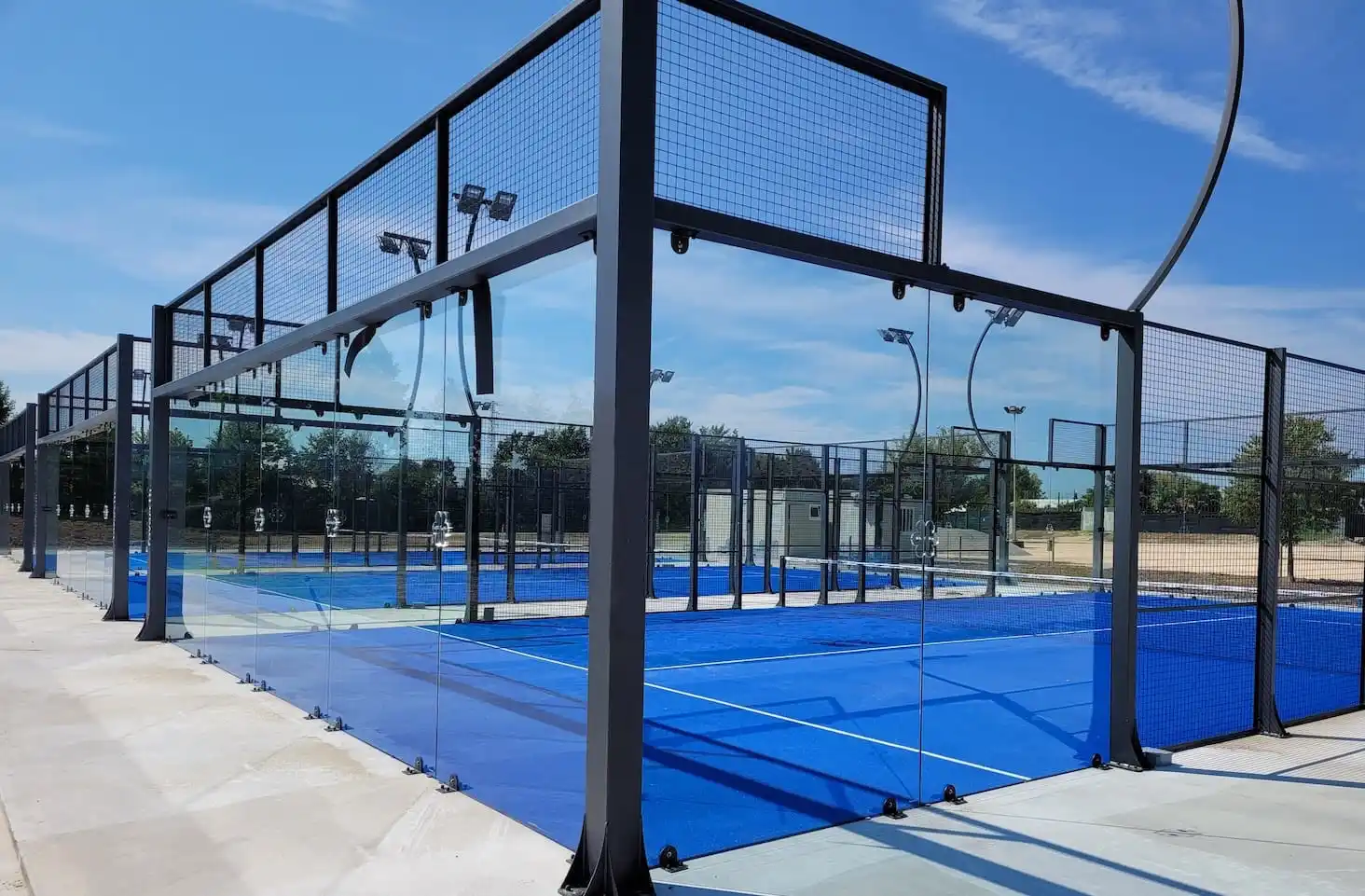 China Factory Supplier Padel Tennis Court with roof outdoor panoramic padel tennis court with cover