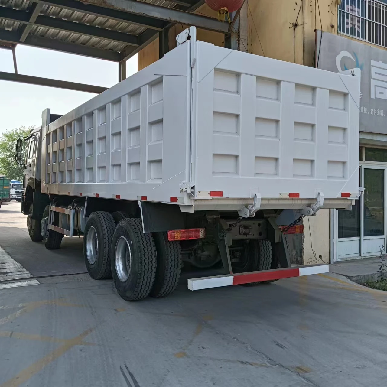 Howo 8x4 Dump Truck with a Load Capacity of 40-60 Tons, 12 Wheel Dump Truck, Right-hand Drive Cab for Sale