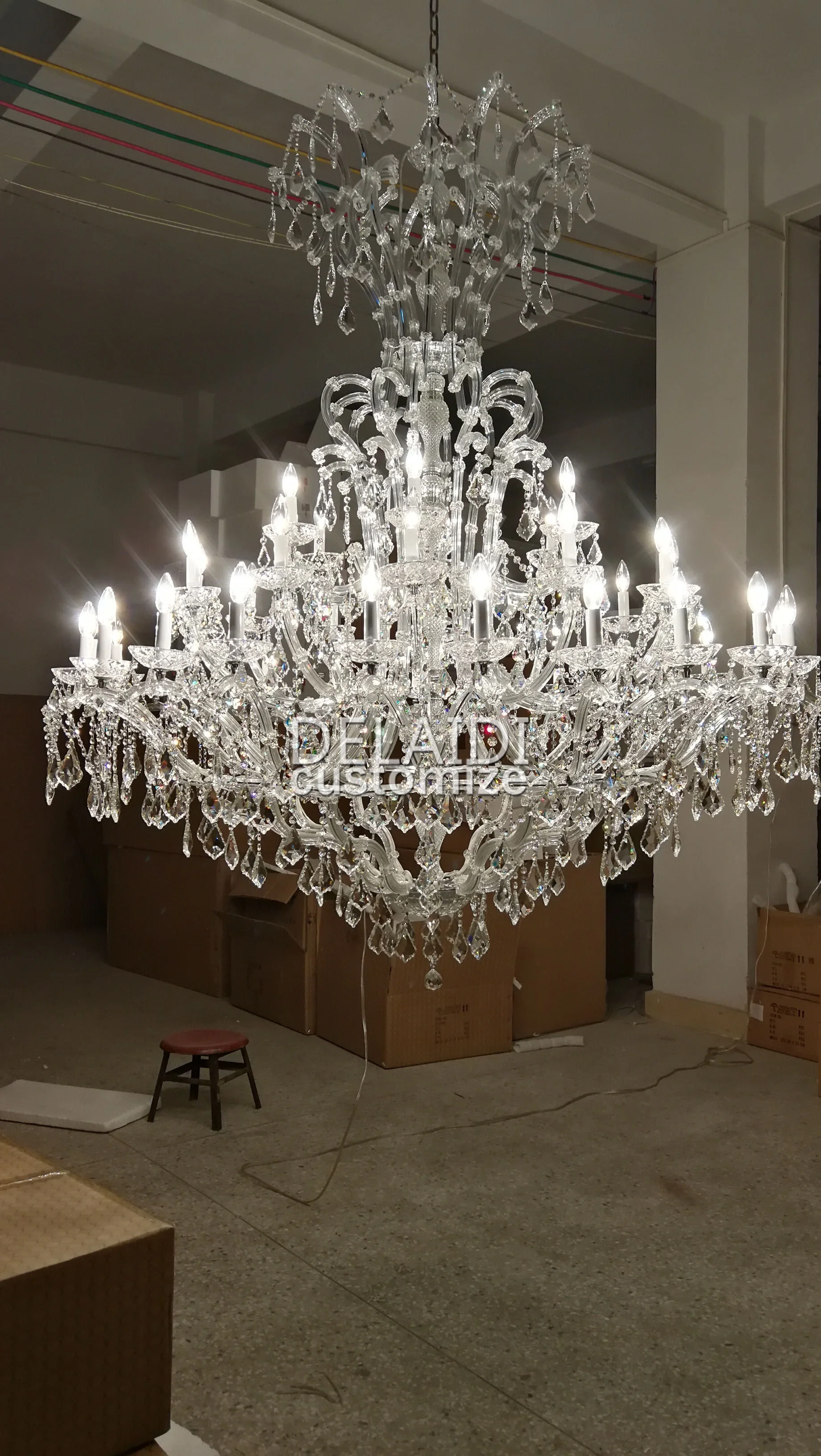 Люстра в вестибюле