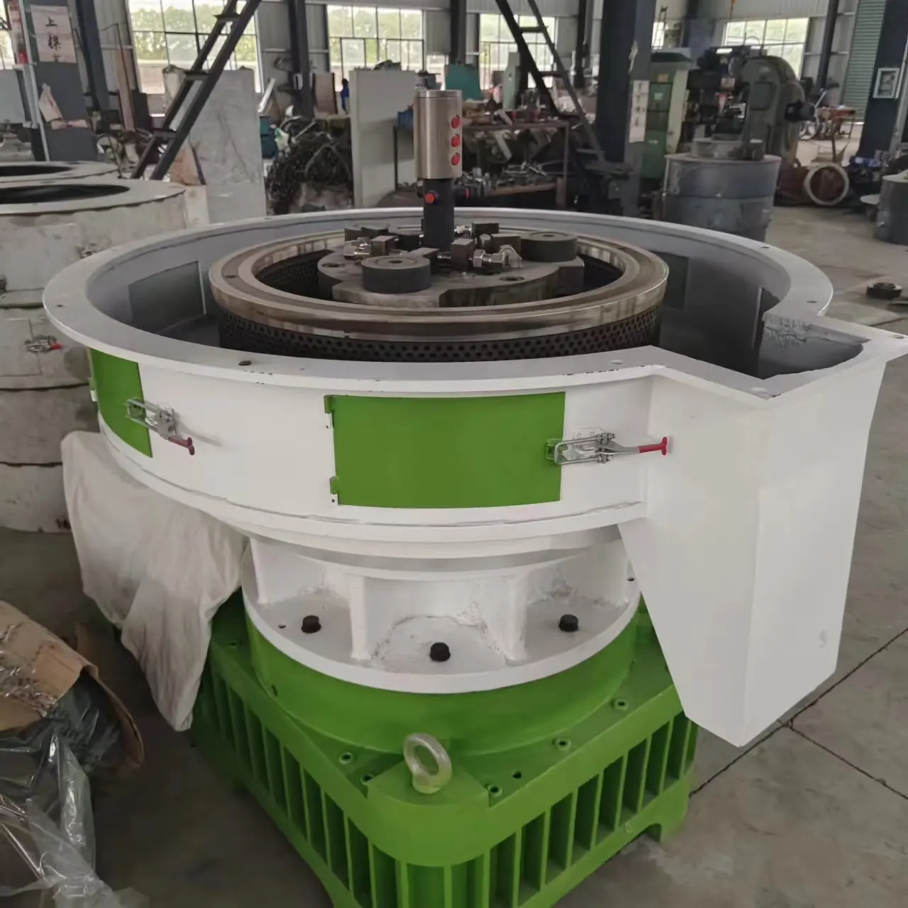 Вертикальная кольцевая машина для производства древесных гранул Yulong XGJ560/850 из биомассы