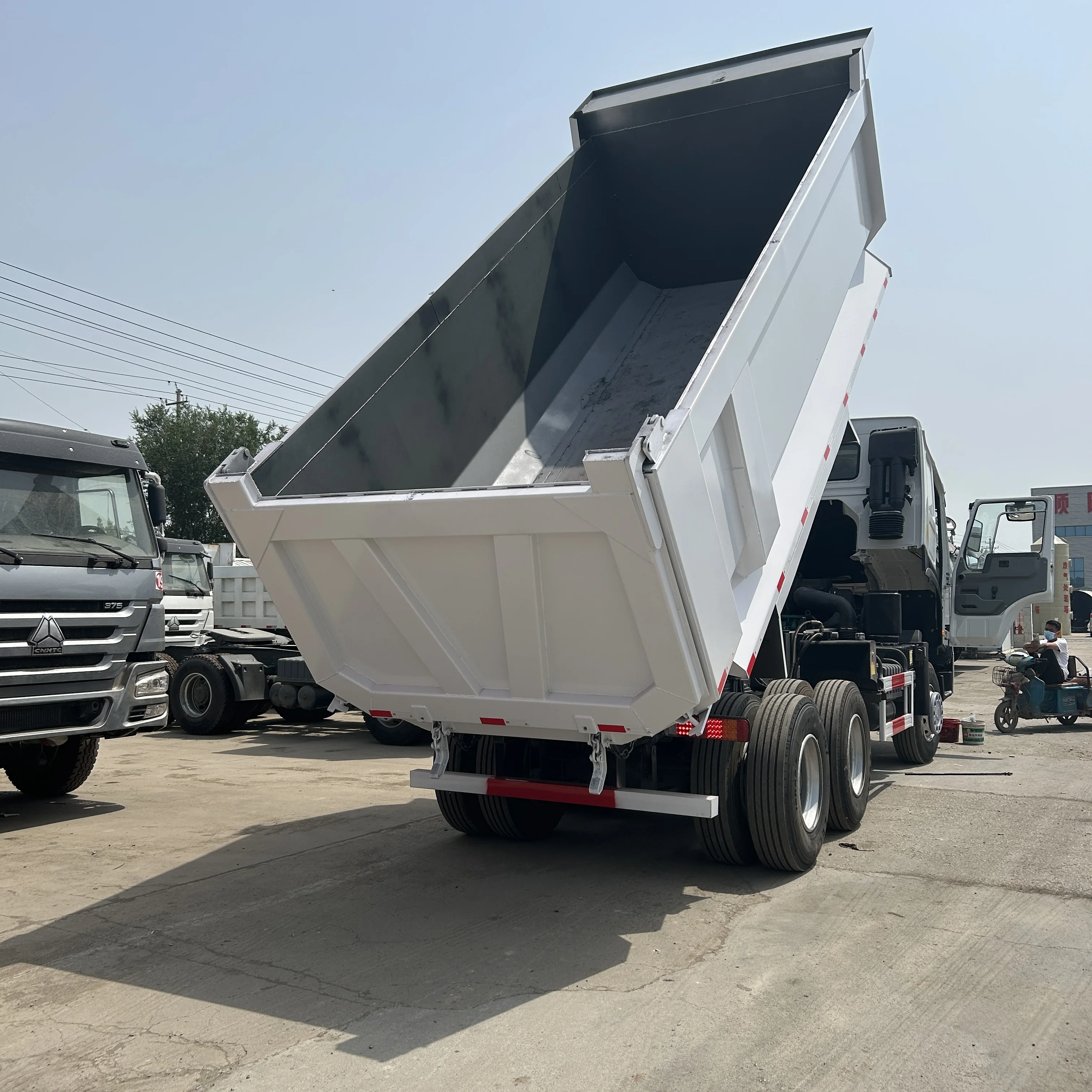 Оптовая продажа Подержанный самосвал HOWO 6x4 8x4 Национальный большегрузный грузовик группа евро 2 левое рулевое управление угольный песок гравий транспорт