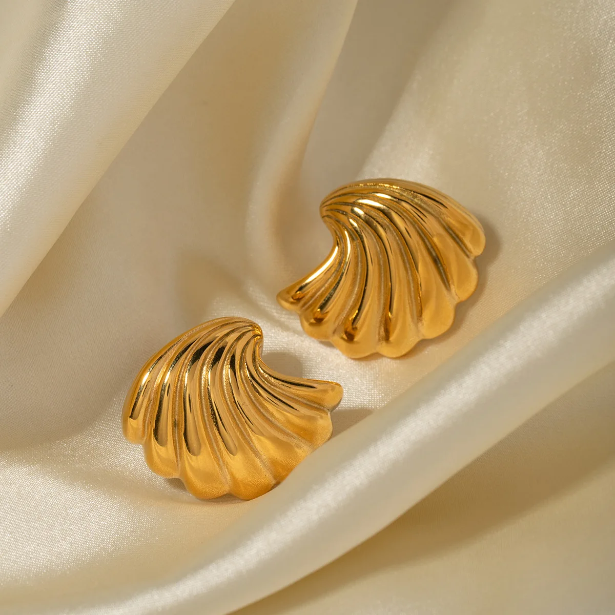 LIQI New Arrival Ocean Series Women 18k Gold Plated Stainless Steel Hammer Textured Spiral Chunky Shell Stud Earring