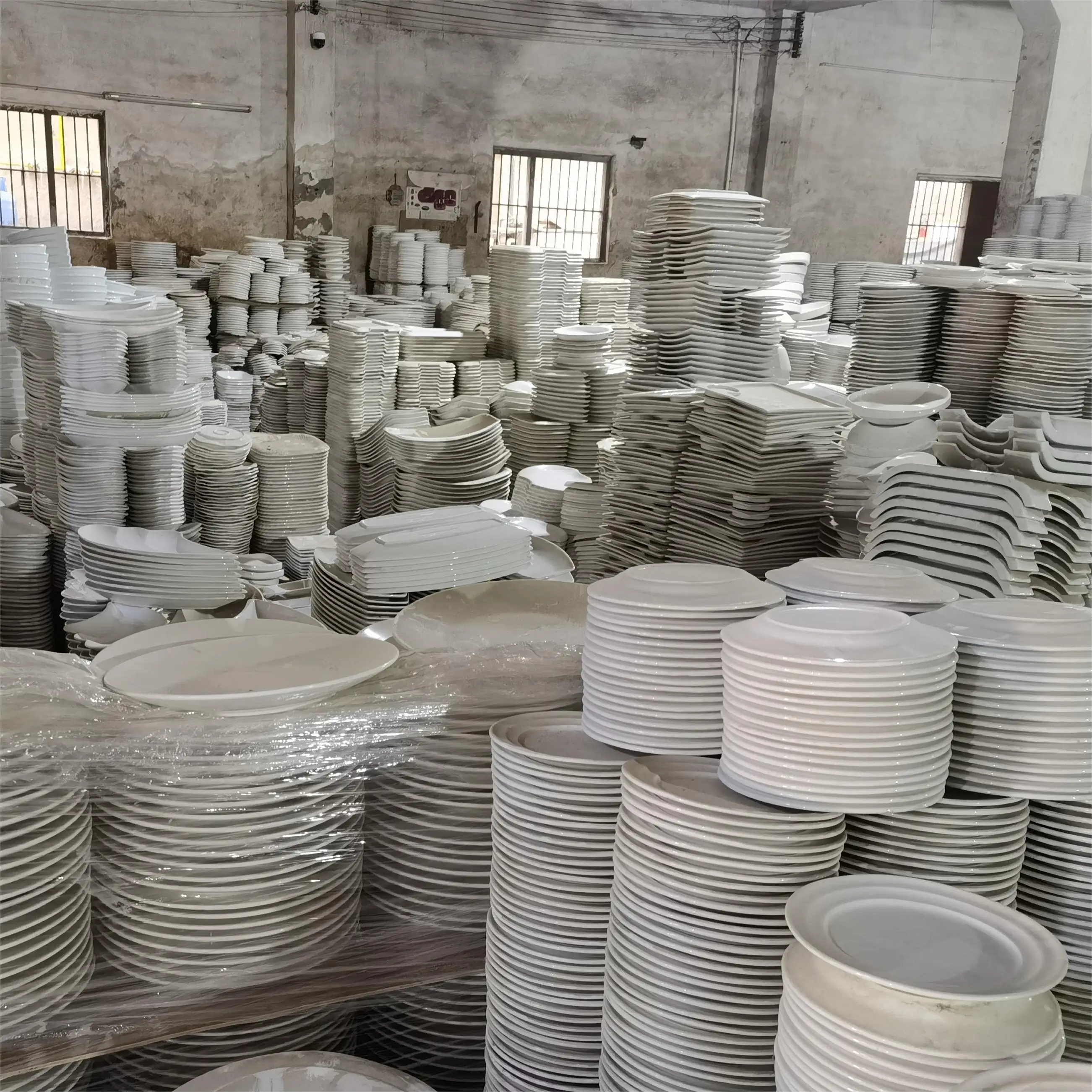 Wholesale China White ceramic 13 inch Irregular plate sold and exported by pieces Stock porcelain plate of manufacturer