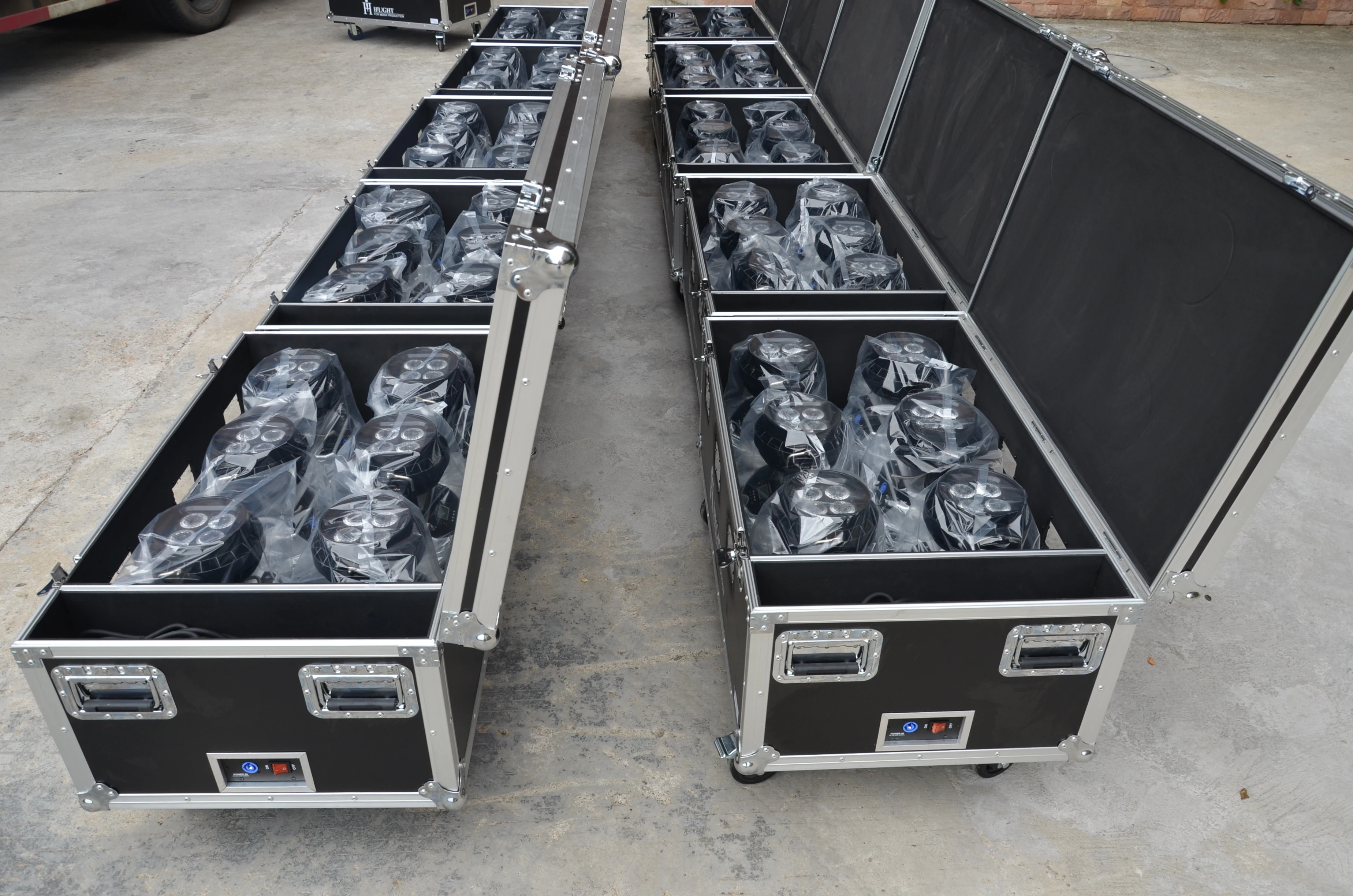 Wireless battery light  RGBW 4 IN 1 LED par light