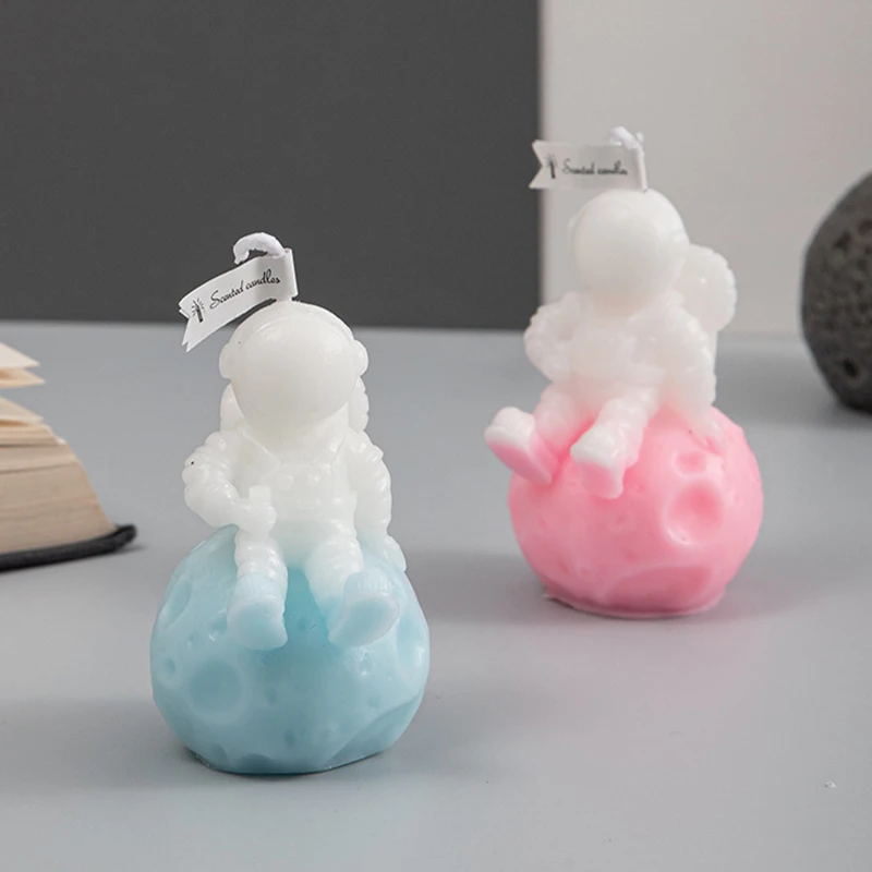 Wholesale Home Decoration Astronaut and Moon Shaped Soy Wax Candle Creative Wedding Aromatic Candle