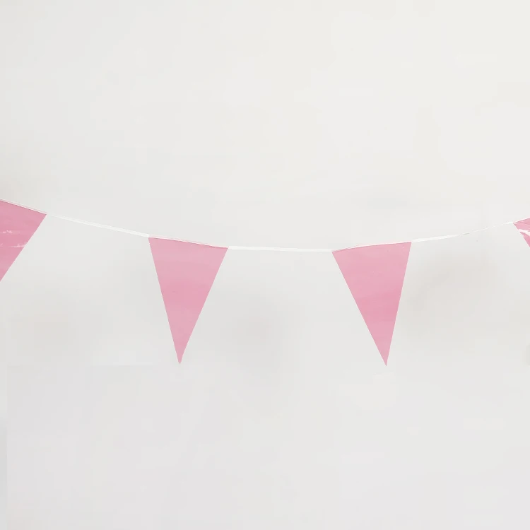 Треугольный розовый флаг с простым принтом