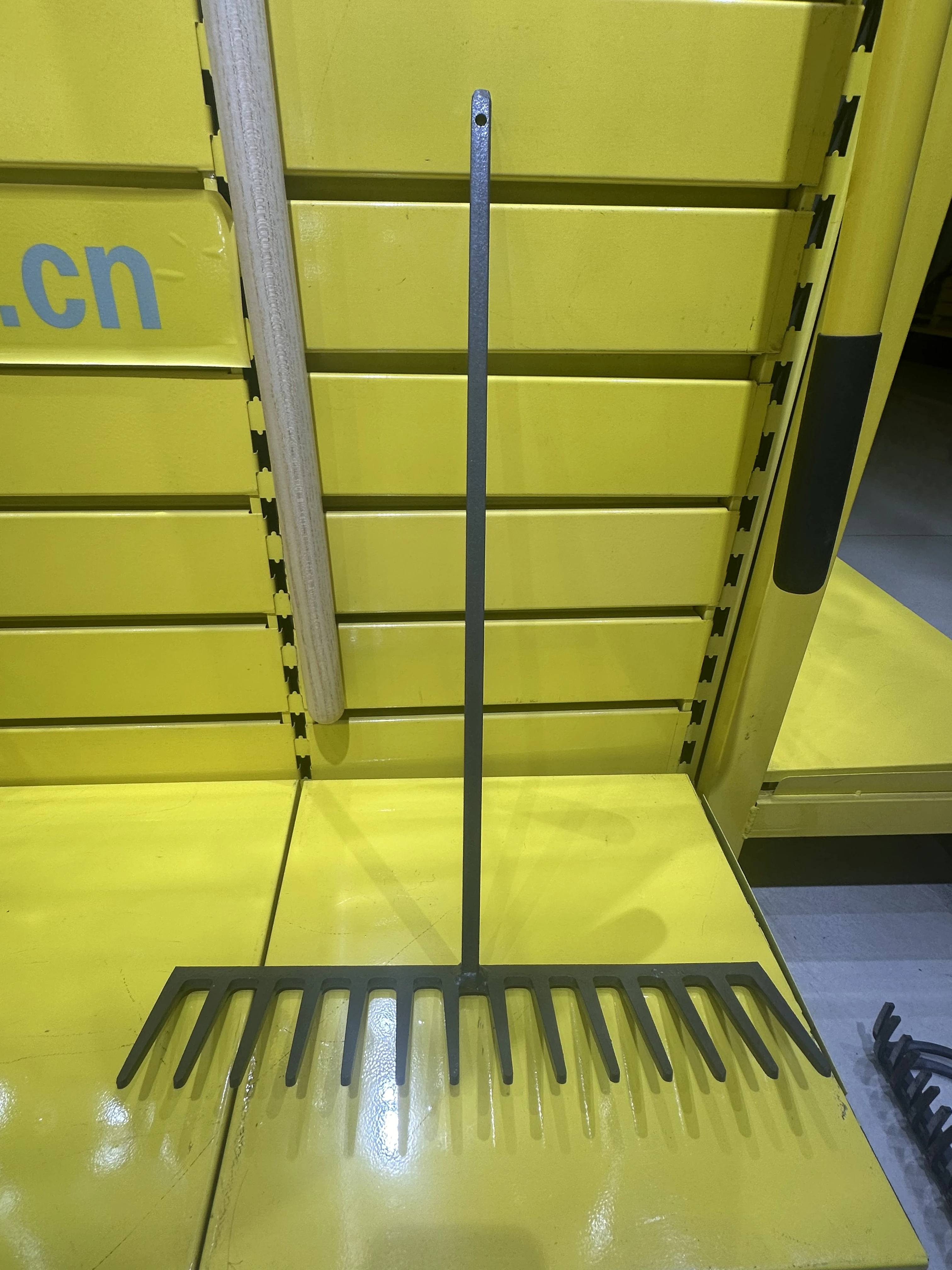 China Factory  hot product leaf grabber rake lawn leveling garden tool weeding rake with long handle