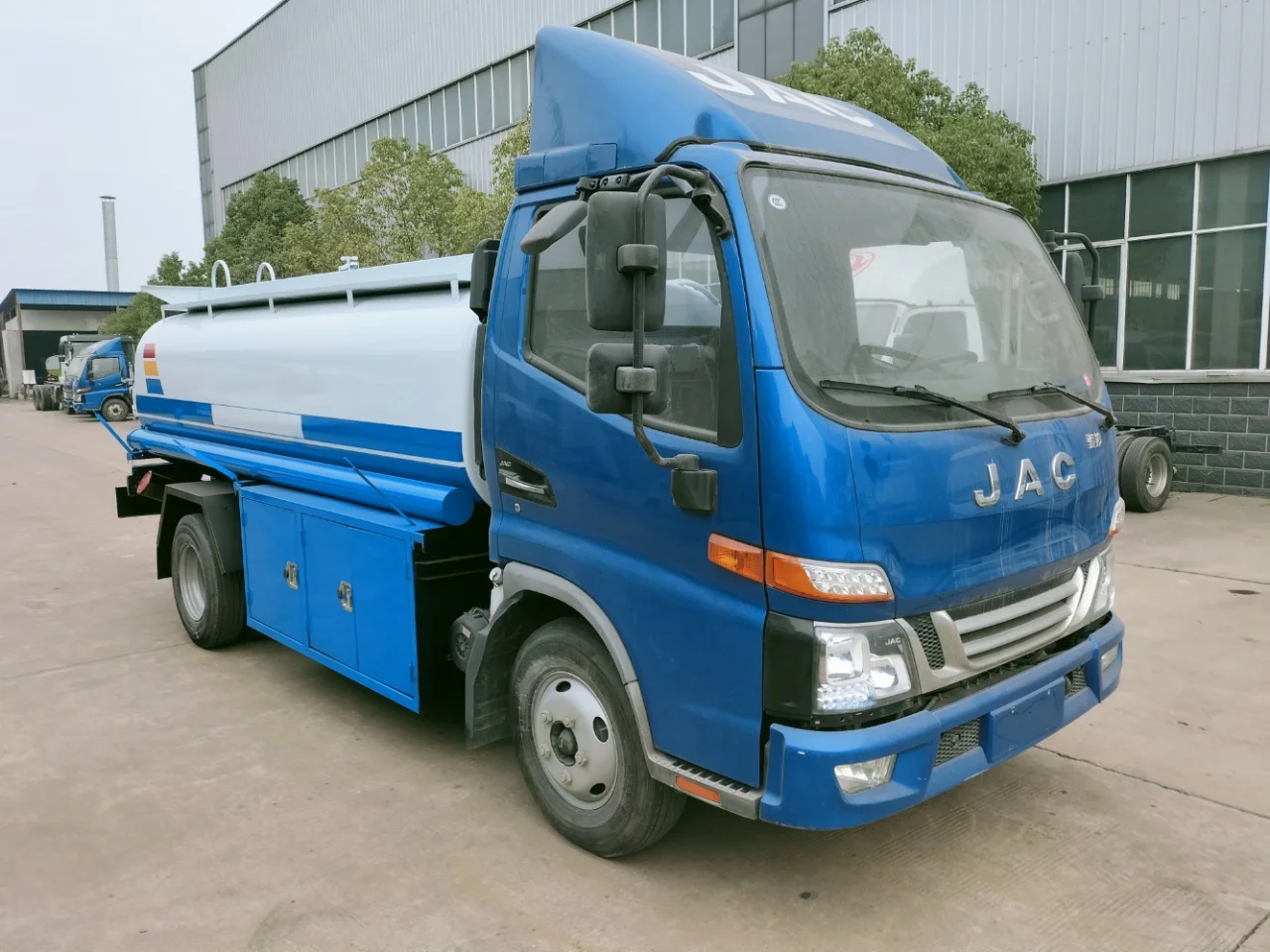 4x2 6000 liters Fuel Tanker Oil Refuel Truck Manufacturers Diesel Tanker Trucks