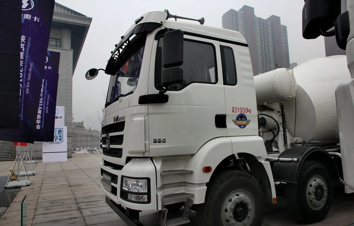 Used SINOTRUK Howo Mixer Truck 8x4 Drive Wheel Diesel Cement Truck for Sale Price on Concrete Mixer Trucks