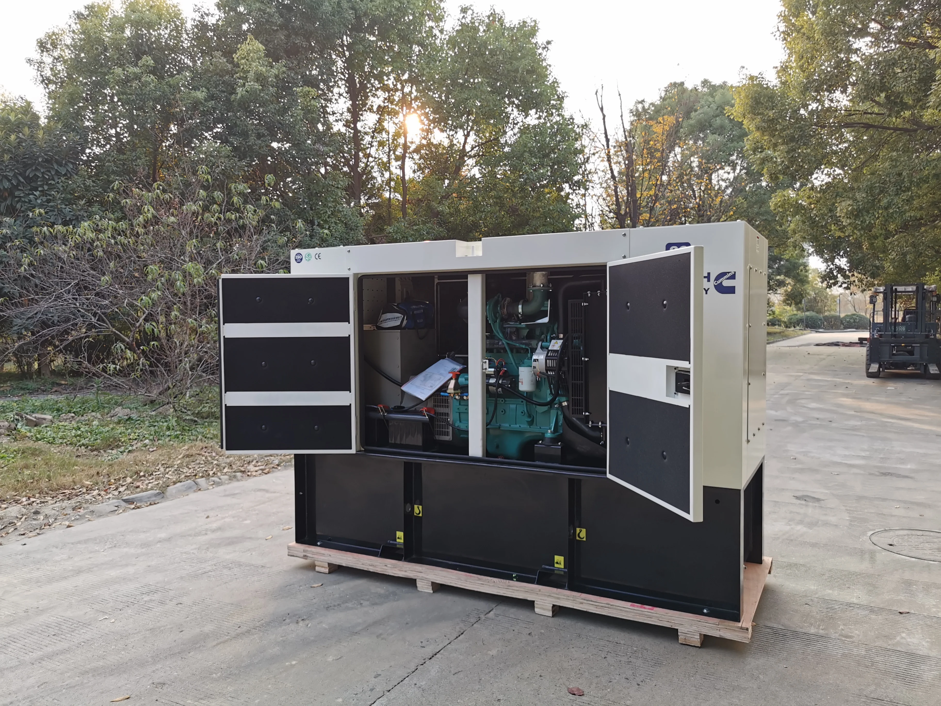 Резервный генератор Cummins 4bta3.9-G2 двигатель сверхтихий 60 кВА кВт Гц Дизельная генераторная