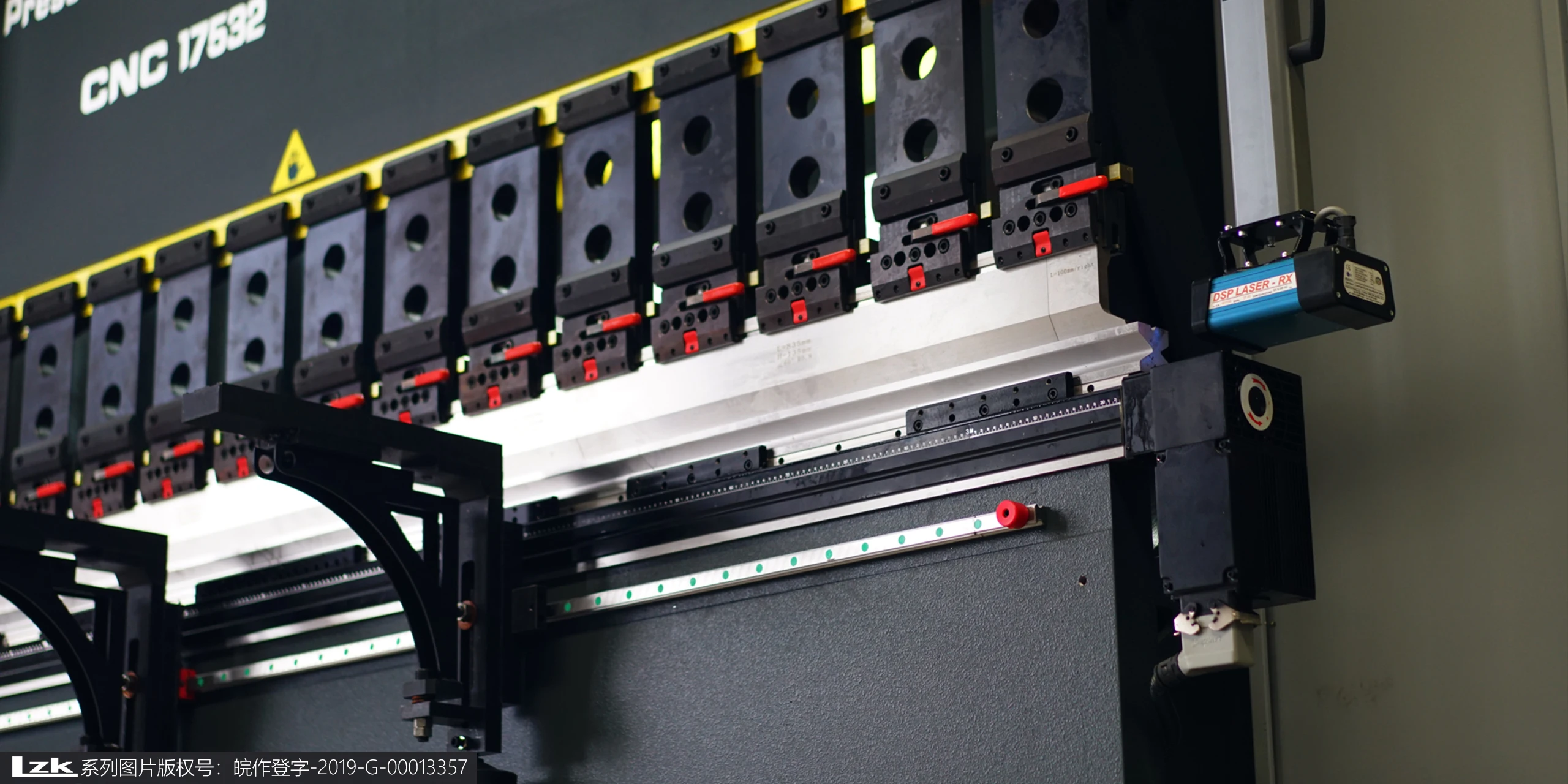 Precise Bending Angle DELEM DA66T DA69T Controller  110T3200 Hybrid Servo Press Brake 6+1Axis