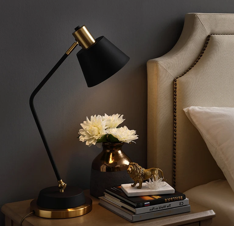 Nordic Style Black And White Modern Artistic  Home Decor Lamp Metal Table Lamp