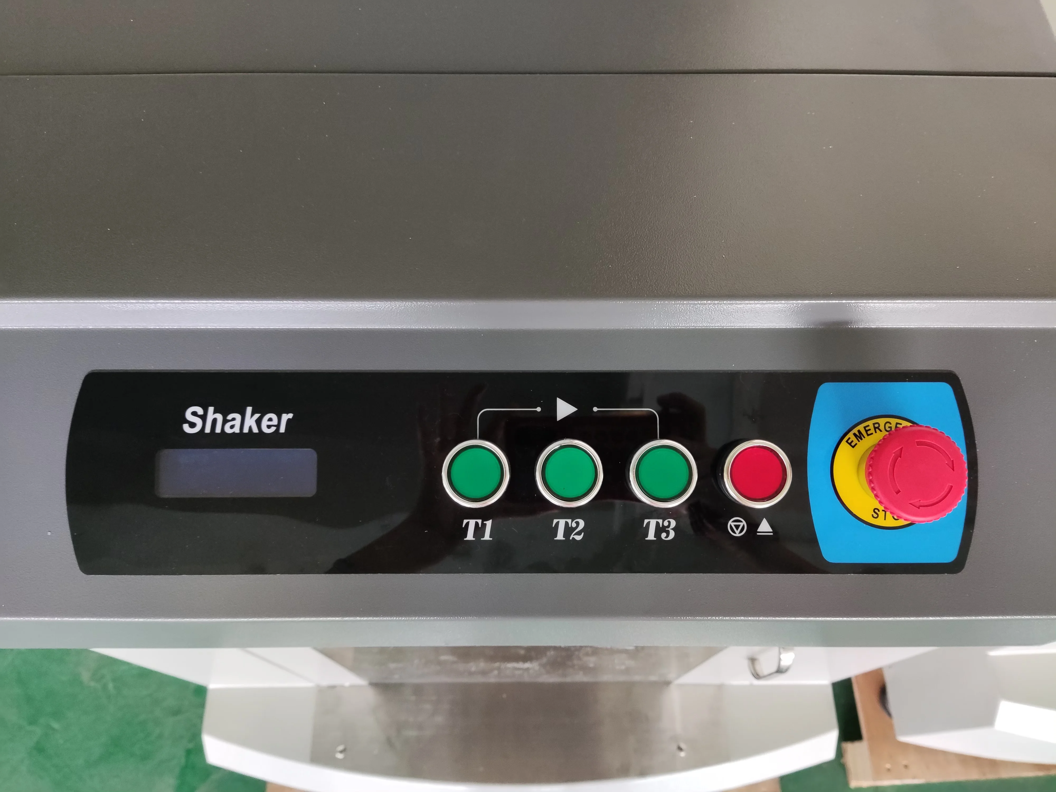 Automatic clamping paint shaker