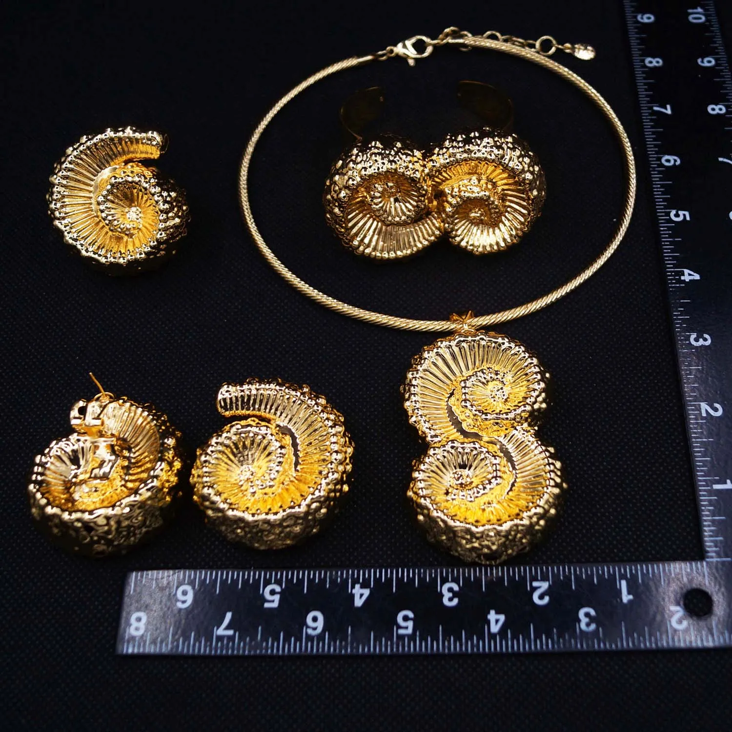 Zhuerrui new Dubai Luxury Jewelry Set Boutique Hollow brass 18K gold plated Ladies Charm Jewelry Bridal jewelry gift boxHK01622