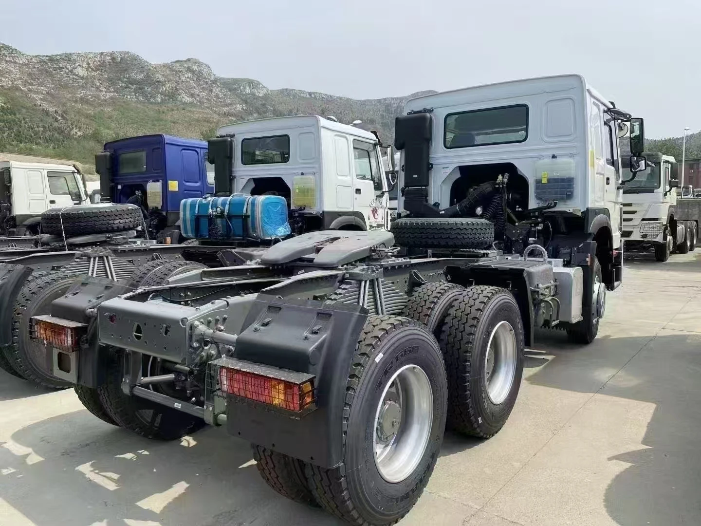 Новый 6x4 дизельный грузовик с левым приводом двигатель Cummins быстрая коробка передач автоматическая механическая стандарт выбросов Евро 2 8x4 сзади