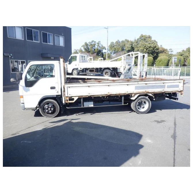 Japanese used cargo truck with large cargo and interior space