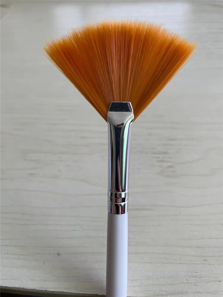 white fan brush (3)